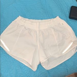 🤍Lululemon White Hotty Hot Short II *Long 4", 6🤍